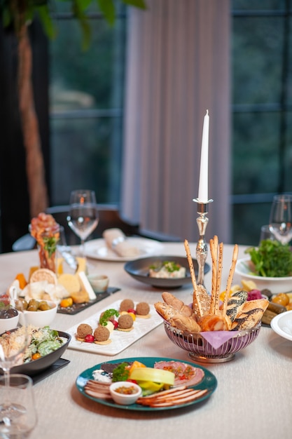 Free photo front view dinner table in restaurant during daytime food dish night cafe cuisine kitchen