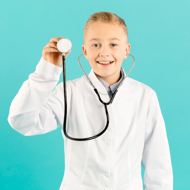 Free photo front view doctor showing stethoscope