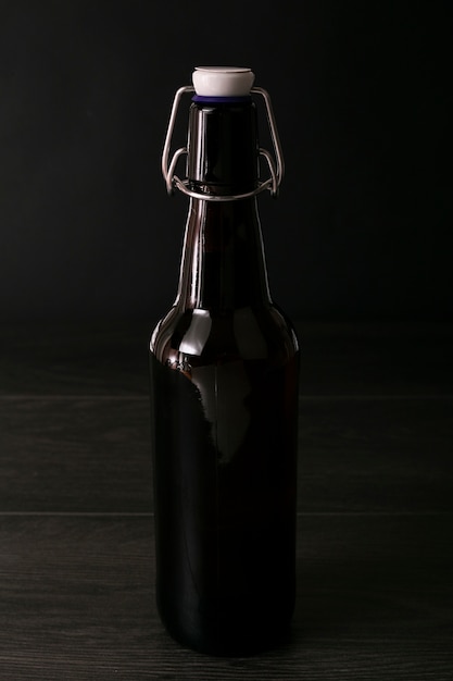 Free photo front view elegant beer bottle on dark background