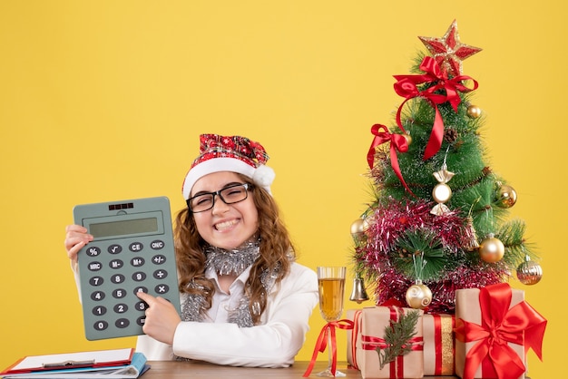 Free photo front view female doctor holding calculator