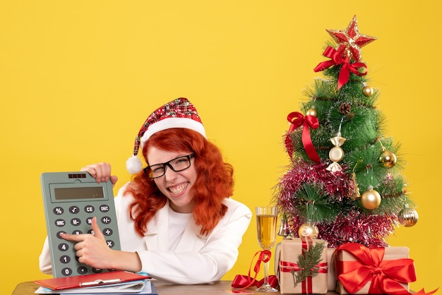 Free photo front view female doctor holding calculator