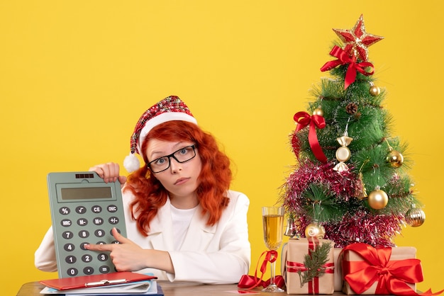 Free photo front view female doctor holding calculator