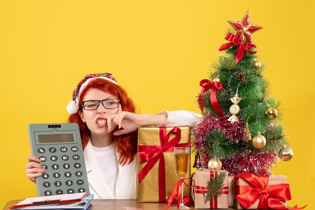 Free photo front view female doctor holding calculator