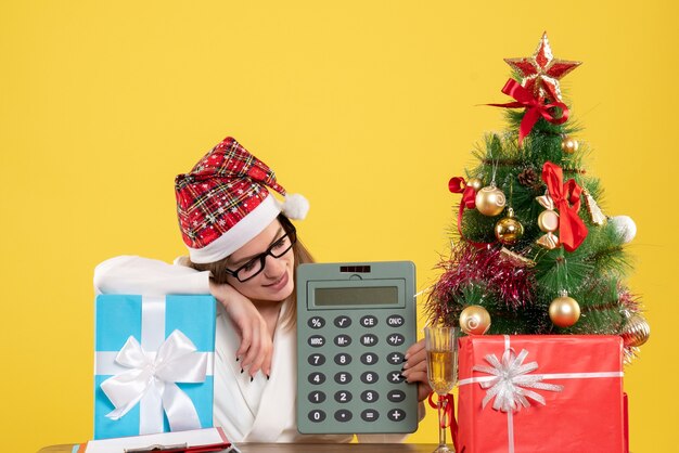 Free photo front view female doctor holding calculator