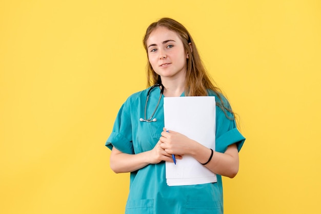 Free photo front view of female doctor with papers