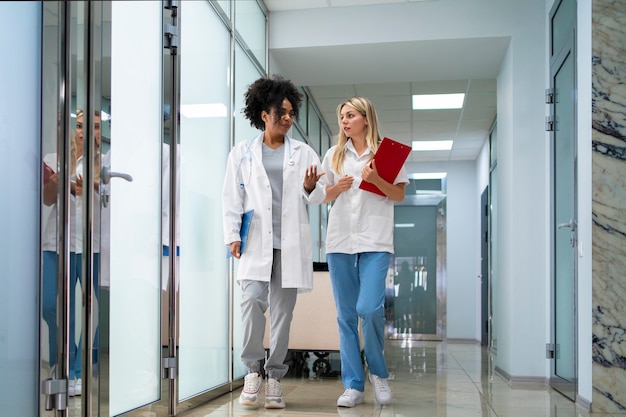 Free photo front view female doctors at clinic