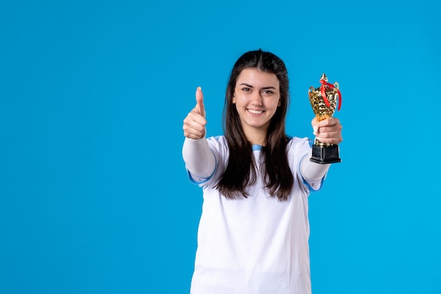 Free photo front view female player with cup