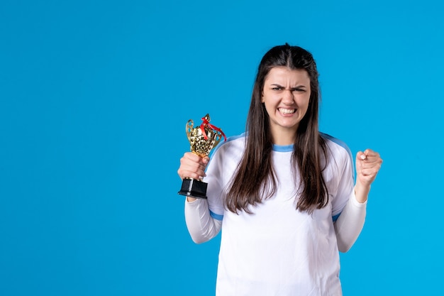 Free photo front view female player with trophy