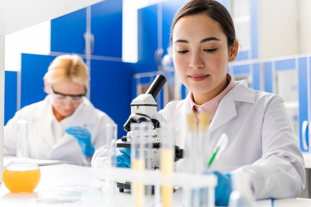 Free photo front view of female scientists in the laboratory