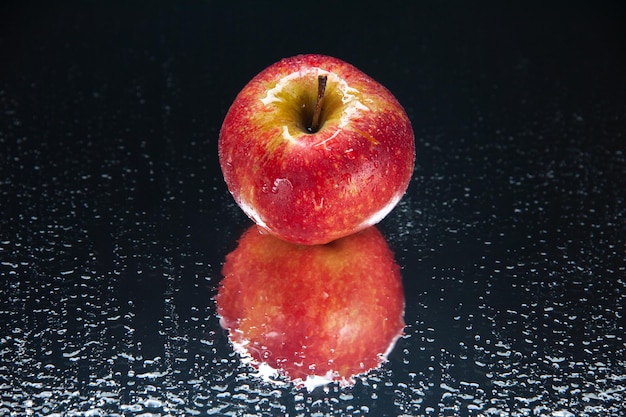 Free photo front view fresh apple on black background color ripe mellow tree exotic tasty darkness photo pear