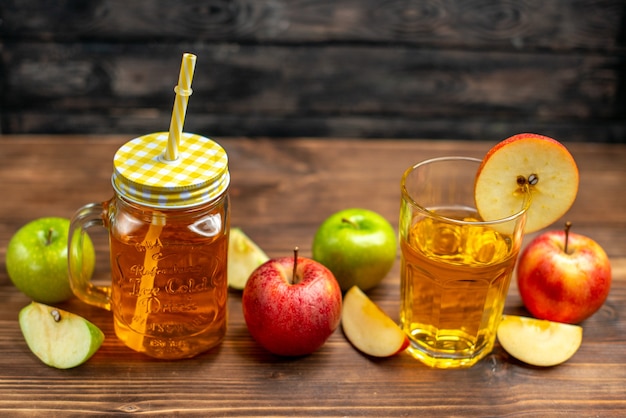 Free photo front view fresh apple juice inside can with fresh apples on dark color drink photo fruit cocktail