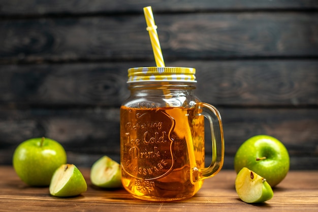 Free photo front view fresh apple juice inside can with fresh green apples on dark color cocktail drink photo fruit