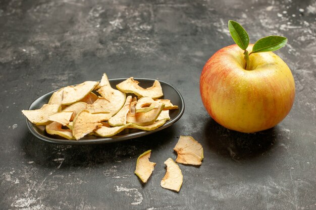 Free photo front view fresh apple with dried apple on a dark fruit ripe vitamine tree mellow juice photo color