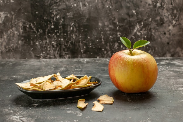 Free photo front view fresh apple with dried apple on dark fruit ripe vitamine tree mellow juice photo color