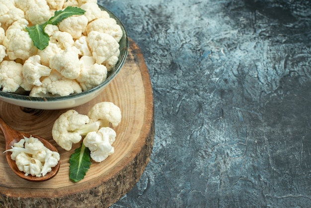 Free photo front view fresh cauliflower inside plate on the light-grey surface