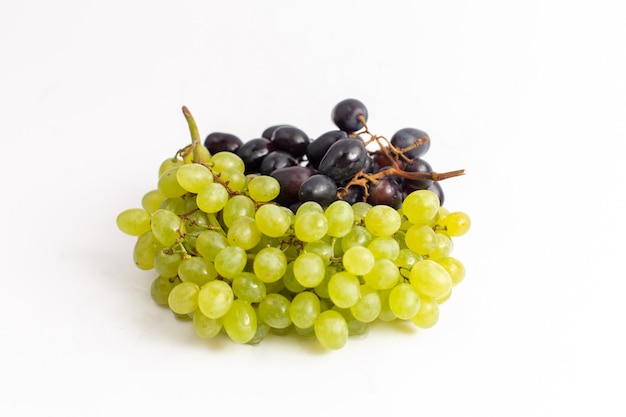 Free photo front view fresh juicy grapes mellow fruits on the white desk