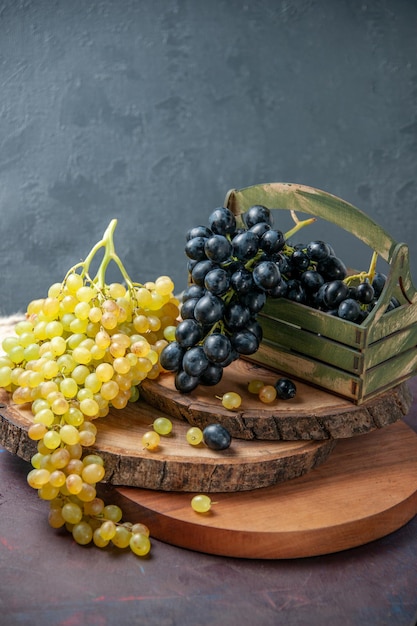 Free photo front view fresh mellow grapes dark and green fruits on a dark surface wine grape fruit ripe fresh tree plant