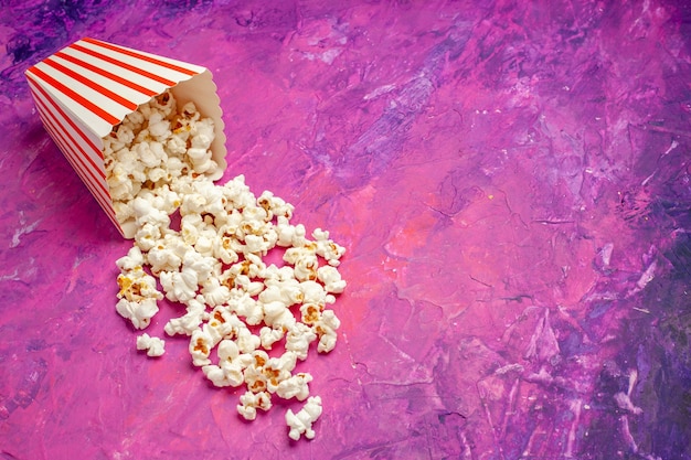 Free photo front view fresh popcorn on a pink table cinema corn movie color