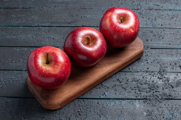 Free photo front view fresh red apples mellow ripe fruits on dark-blue desk plant fruit color red fresh vitamine