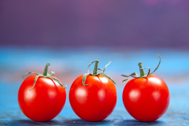 Free Photo front view fresh red tomatoes on blue table