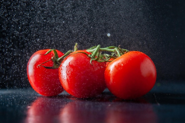 Free photo front view fresh red tomatoes on dark