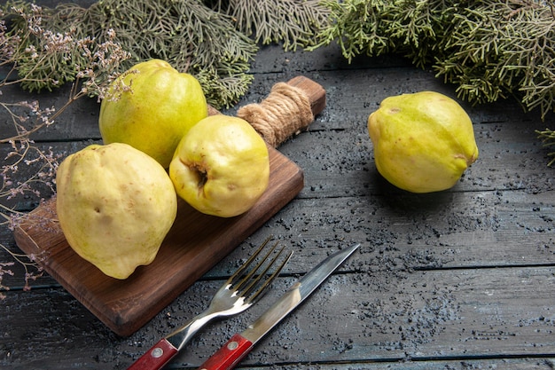 Free photo front view fresh ripe quinces sour fruits on dark-blue rustic desk plant fruit tree ripe fresh