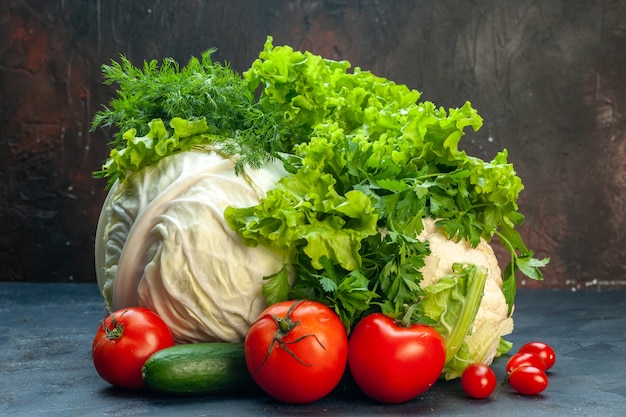 Free photo front view fresh vegetables cabbage bell peppers lettuce cauliflower parsley tomatoes cucumber dill on dark surface