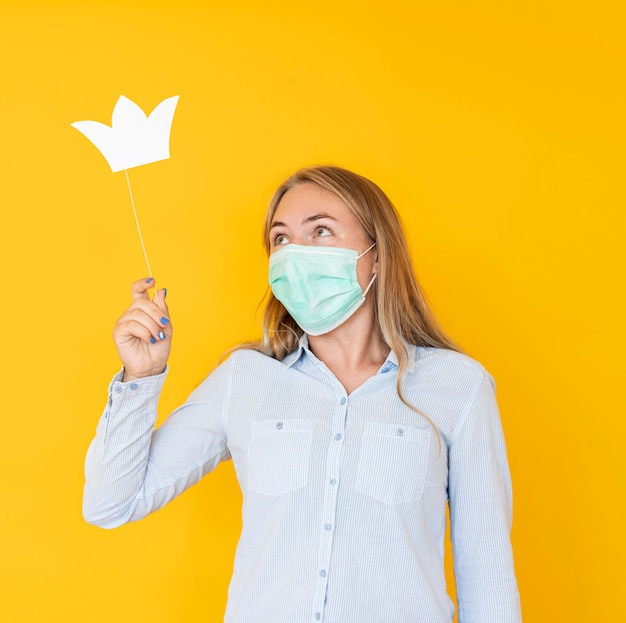 Free photo front view of girl wearing a crown with face mask