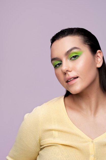 Free photo front view girl with green eye shadow