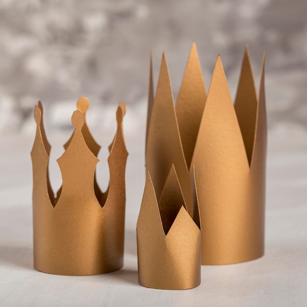 Free photo front view golden crowns