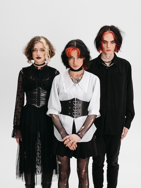 Free photo front view goth friends posing in studio