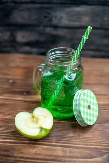 Free photo front view green apple juice inside can with fresh apples on dark fruits drink photo cocktail bar color