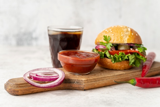 Free photo front view hamburger on cutting board