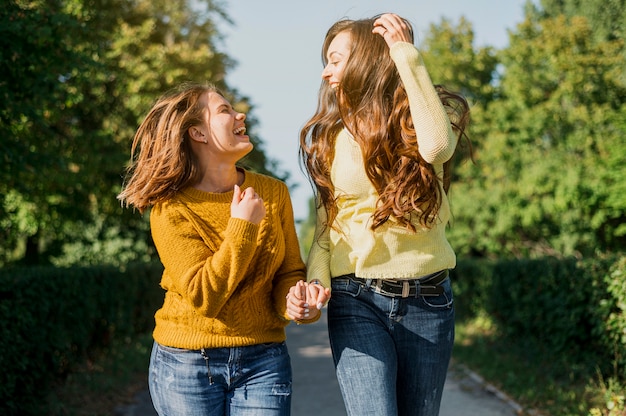 Free photo front view happy girls looking at each other