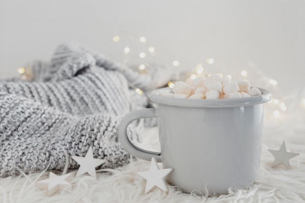 Free photo front view hot chocolate with marshmallows and pullover