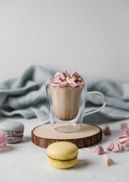 Free photo front view hot chocolate with marshmallows