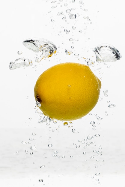 Free photo front view of lemon in water