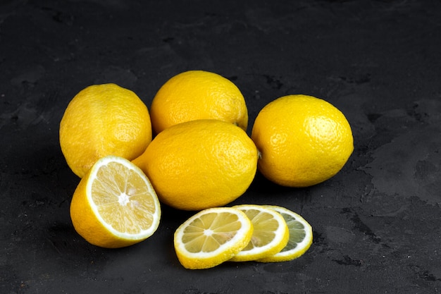 Free photo front view lemons whole and sliced