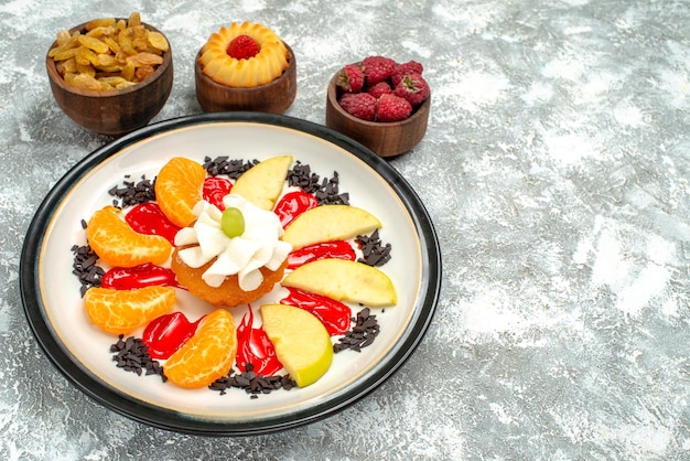 Free Photo front view little cake with sliced fruits and raisins on white background sweet cookie sugar fruits biscuit cake