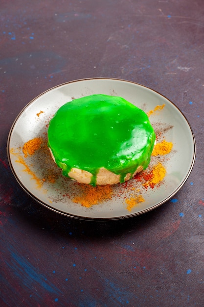 Free photo front view little delicious cake with green cream on dark desk cake sugar biscuit sweet pie cookie tea