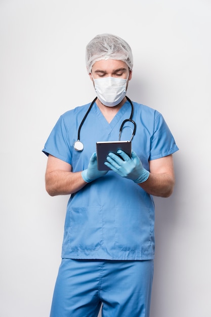 Free photo front view male nurse checking information