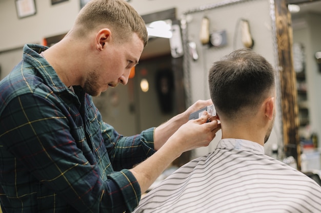 Free photo front view of man at barber shop