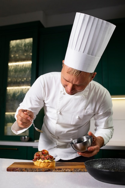 Free photo front view man cooking in kitchen