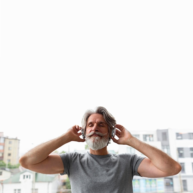 Free photo front view man listening to music