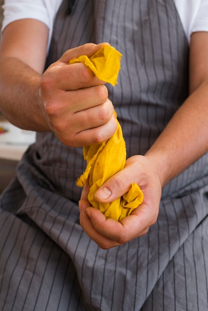 Free photo front view man squeezing cloth from natural pigment