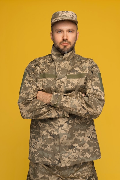 Front view man wearing army uniform