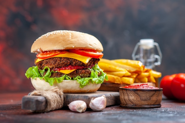 Free photo front view meat burger with tomatoes cheese and salad on dark floor bun sandwich fast-food