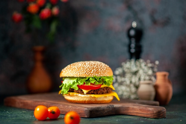 Free photo front view meat hamburger with fresh tomatoes on dark background