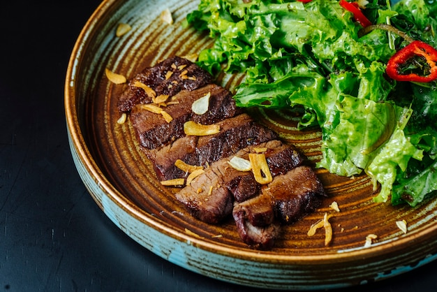 Free photo front view meat salad with lettuce and red pepper on a plate