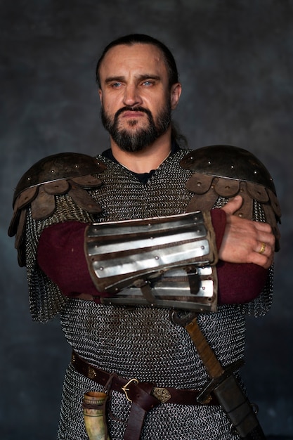 Free photo front view medieval soldier posing in studio